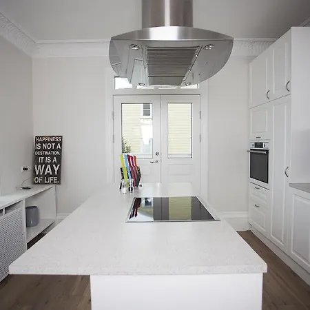 Ambassade Apartment *